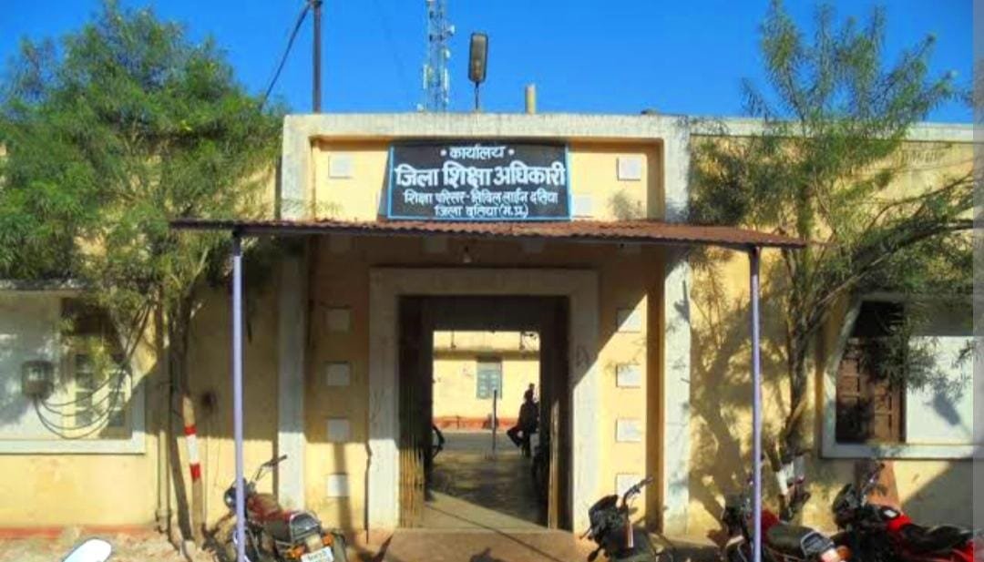 शिक्षा विभाग का चौंकाने वाला कारनामा – दिवंगत, स्थानांतरित और सेवानिवृत्त कर्मचारियों के नाम e-Attendance 3.0 में सक्रिय, विभाग में मचा हड़कंप।