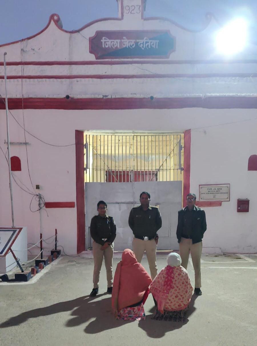 अवैध शराब के विरुद्ध दतिया आबकारी विभाग की बड़ी कार्रवाई। दो महिलाओं को गिरफ्तार, 30 बल्क लीटर कच्ची मदिरा जप्त।