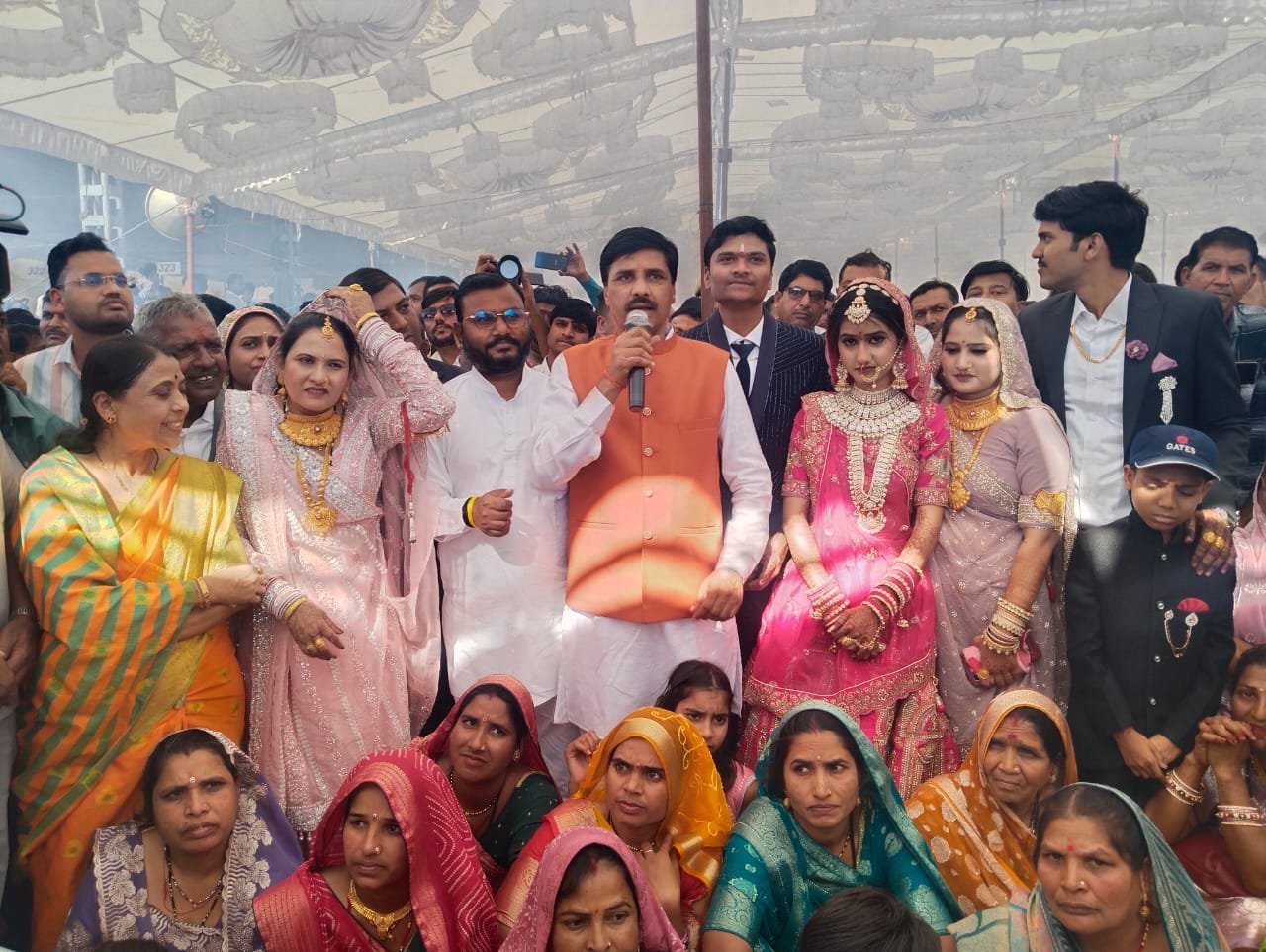 मुख्यमंत्री डॉ. यादव ने नव दंपतियों को दिया आशीर्वाद 551 जोड़ों के निशुल्क सामूहिक विवाह के ऐतिहासिक और भव्य आयोजन पर विधायक श्री गहलोत को दी बधाई