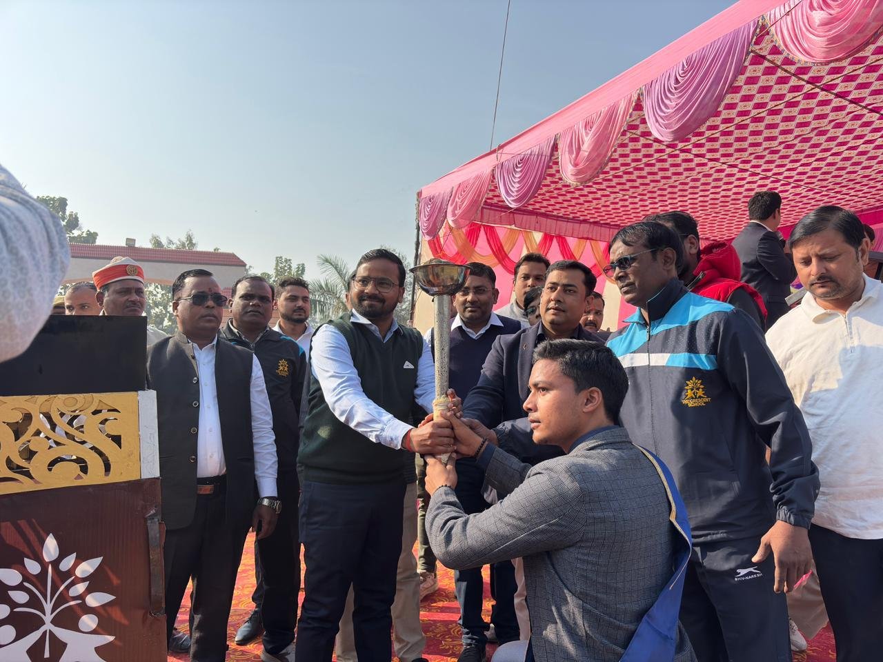 कप्तानगंज एसडीएम ने द क्रीसेंट स्कूल में चल रहे वार्षिक खेल खुद प्रतियोगिता कार्यक्रम  मे हरी झंडी दिखाकर शुभारंभ किया।