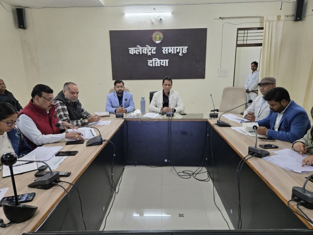 दतिया कलेक्टर स्वप्निल वानखड़े ने आज समय-सीमा (टीएल) बैठक में लंबित प्रकरणों की समीक्षा की।