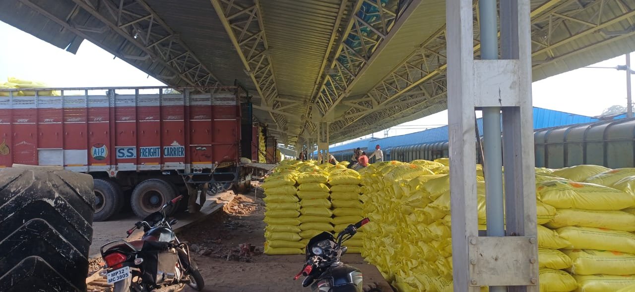 किसानों को राहत: दतिया पहुंची यूरिया से भरी ट्रेन रैक।