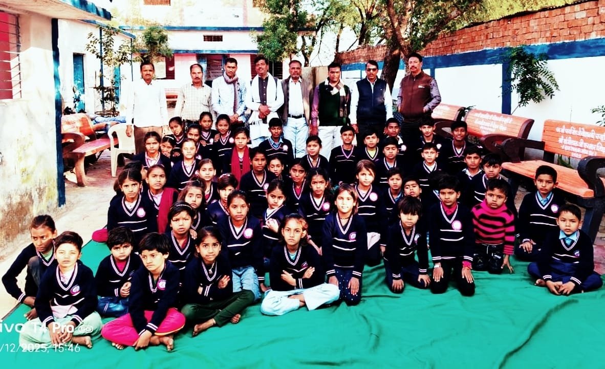 मैनाखेड़ी माध्यमिक स्कूल में ठंड से बचाव हेतु बच्चों को निःशुल्क स्वेटर वितरित की गई।