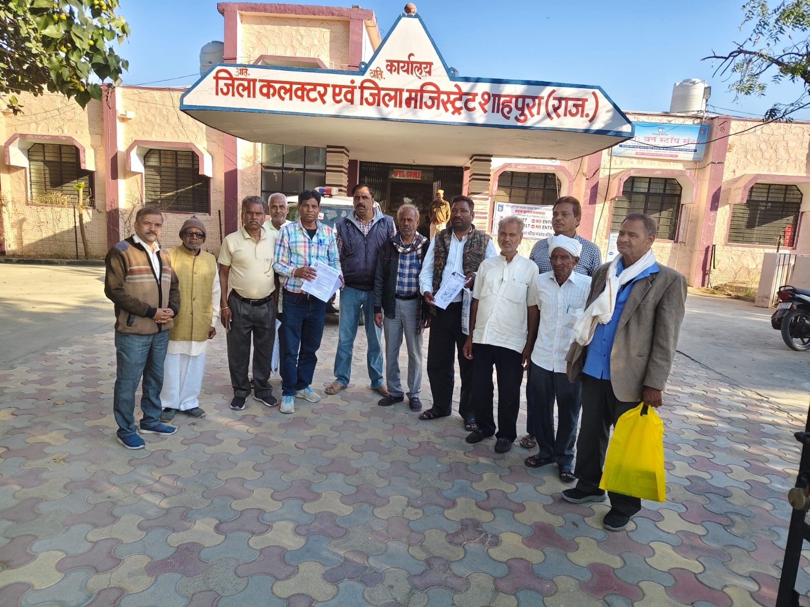 कहार समाज द्वारा सार्वजनिक स्थान पर अतिक्रमण रुकवाने के लिए खटीक समाज,वाल्मीकि समाज व अम्बेडकर विचार मंच ने अभिशाषी अभिकारी तहसीलदार उपखण्ड अधिकारी व अतिरिक्त कलेक्टर को ज्ञापन सौपा