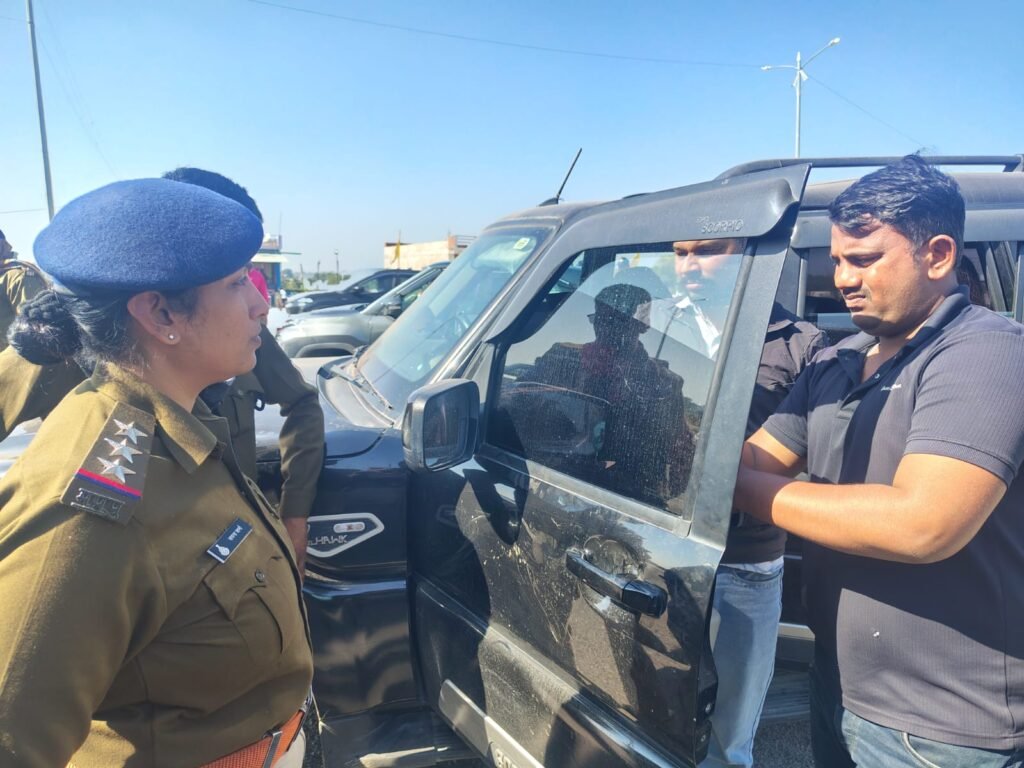 थाना यातायात पुलिस दतिया द्वारा गाड़ियों में अवैध रूप से लगी ब्लैक फिल्म उतरवाकर चलानी कार्यवाही की गई।