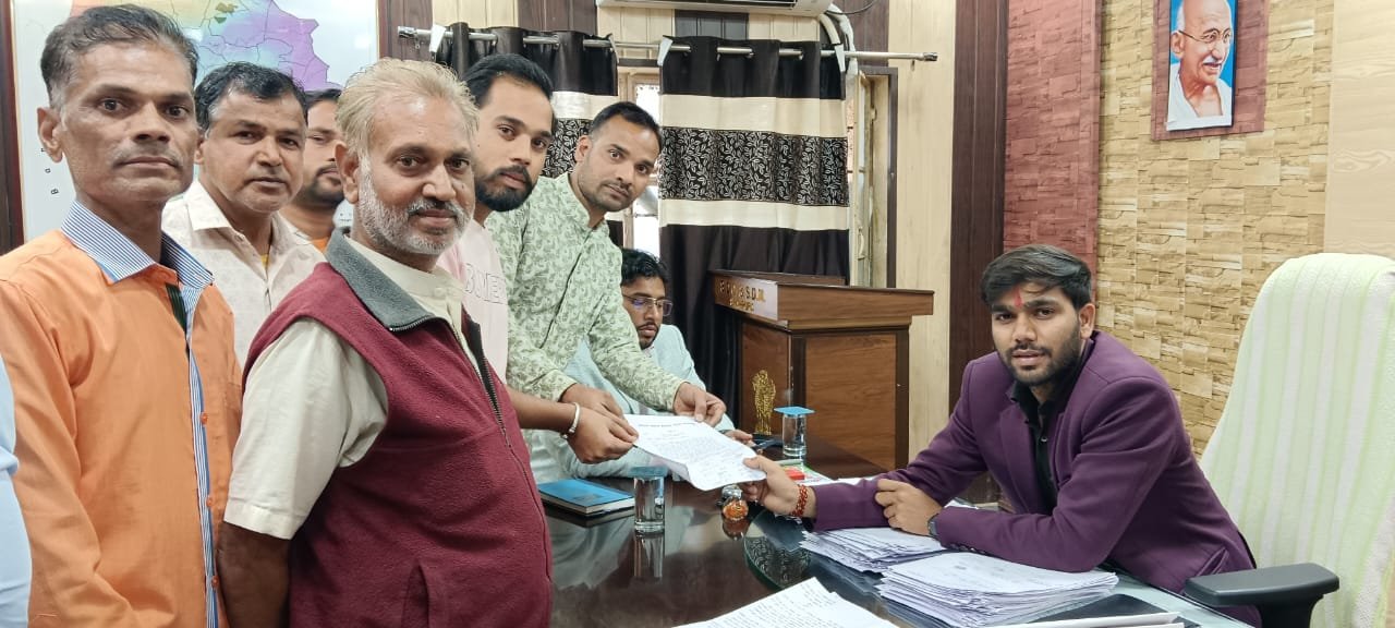 कहार समाज द्वारा सार्वजनिक स्थान पर अतिक्रमण करने पर जीनगर समाज द्वारा उपखण्ड अधिकारी को ज्ञापन सौपा