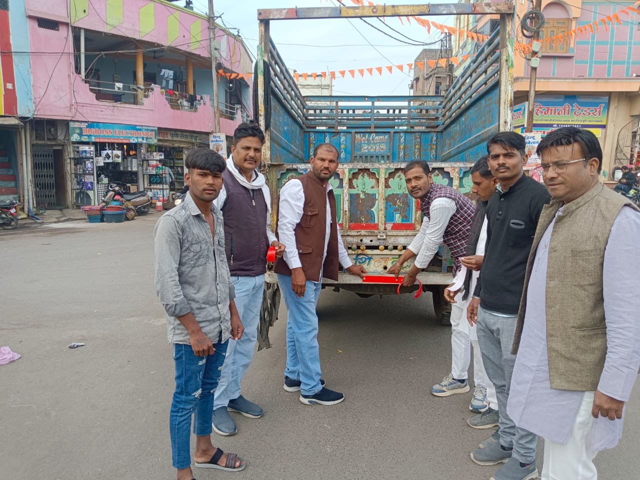 ब्लॉक यूवक कांग्रेस के तत्वधान में लगाई वहानों पर रेडियम पट्टी l