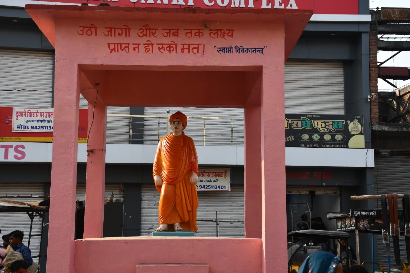 समाजसेवी डॉ राजू त्यागी की अनोखी पहल, स्वामी विवेकानंद जी की प्रतिमा का किया रंग रोगन, बनी आकर्षण का केंद्र।