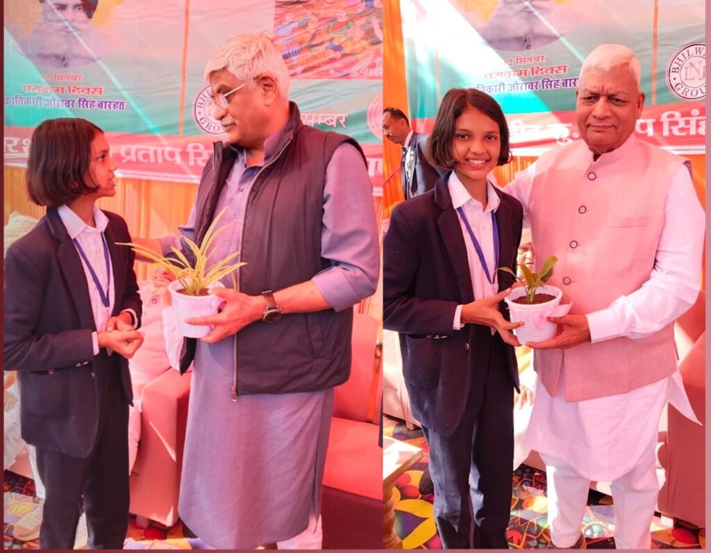 केंद्रीय मत्री गजेंद्र सिंह शेखावत व सांसद दामोदर अग्रवाल को श्रेया कुमावत ने पौधा भेंट कर दिया पर्यावरण व राष्ट्र निर्माण का संदेश