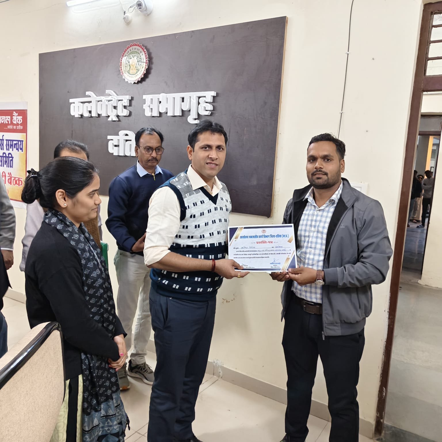 कलेक्टर स्वप्निल वानखड़े ने किया अनुसूचित जाति सीनियर बालक छात्रावास बसई का निरीक्षण बेहतर प्रबंधन पर अधीक्षक को प्रशस्ति पत्र देकर किया सम्मानित