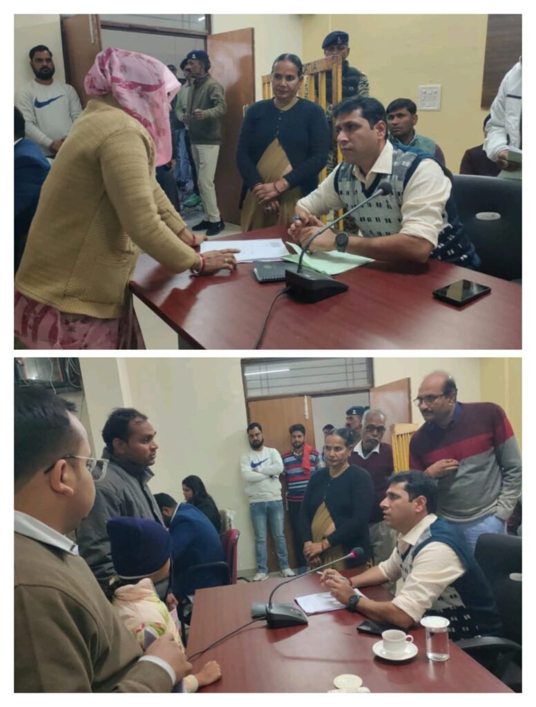 जनसुनवाई में कलेक्टर स्वप्निल वानखड़े ने दिखाई संवेदनशीलता और तत्परता 210 से अधिक आवेदकों की समस्याएं सुनीं कई मामलों का मौके पर किया निराकरण