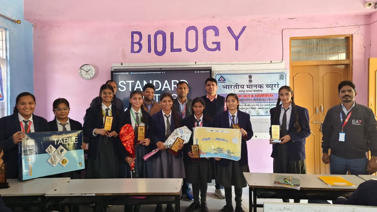 नीमराना में गुरु वंदन छात्र अभिनंदन शिक्षक अभिनंदन पूर्व छात्र मिलन समारोह का आयोजन किया