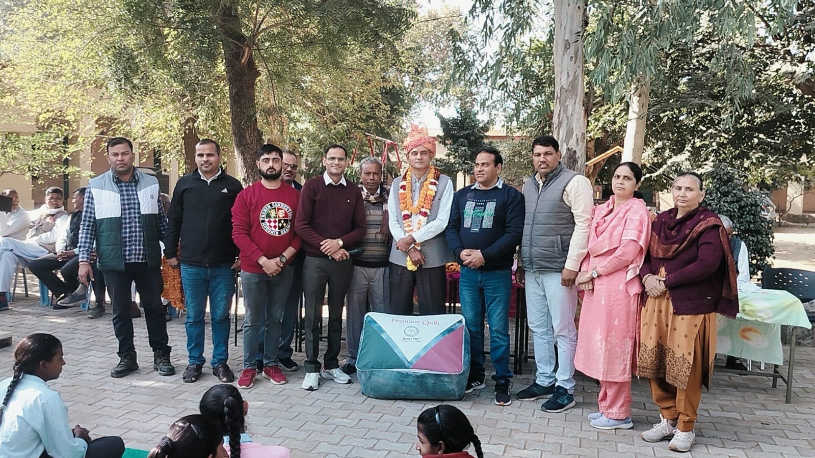 प्रतिभावान सम्मान समारोह में उत्कृष्ठ कार्यों के लिए प्रधानाचार्य का कियी सम्मान