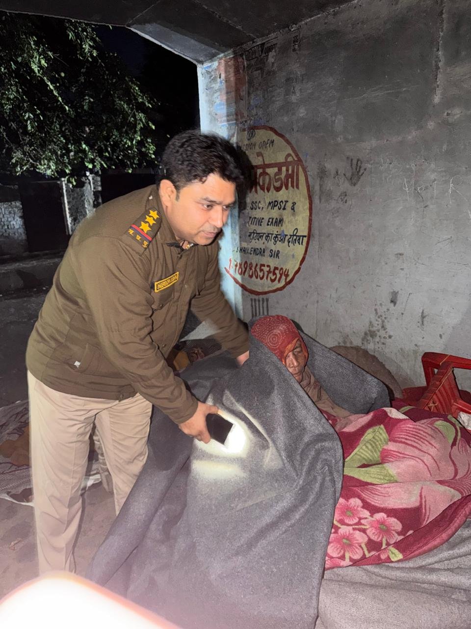 कड़ाके की ठंड में मानवता की मिसाल बेसहारा बुजुर्गों को बांटे कंबल