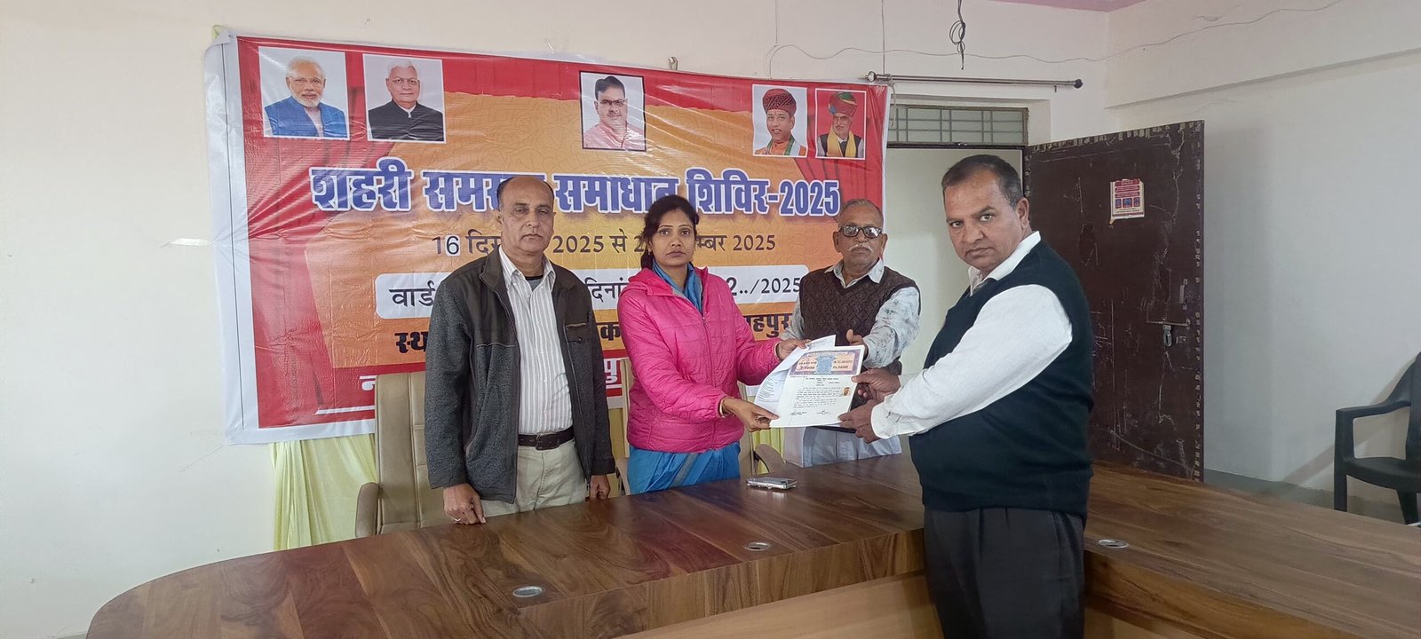 चेयरमैन रघुनंदन सोनी व आयुक्त रिंकल गुप्ता ने आवश्यक प्रमाण पत्र वितरित किये