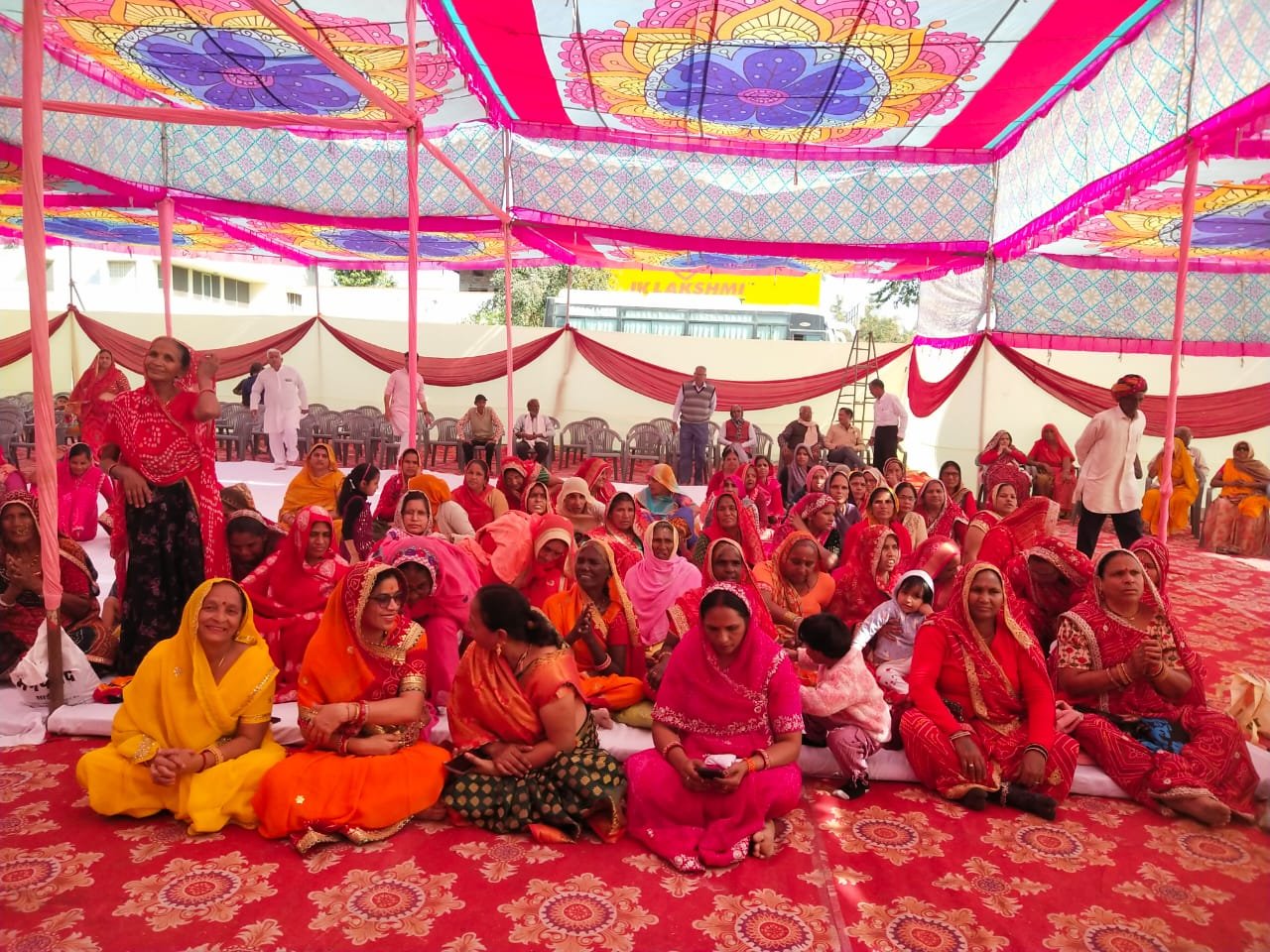 नर्मदेश्वर महादेव की असीम अनुकम्पा से श्री मद भागवत कथा के पहले दिन राकेश महाराज ने बताया कि स्वर्ग का अमृत पीना है तो स्वर्ग में जाना पड़ता है