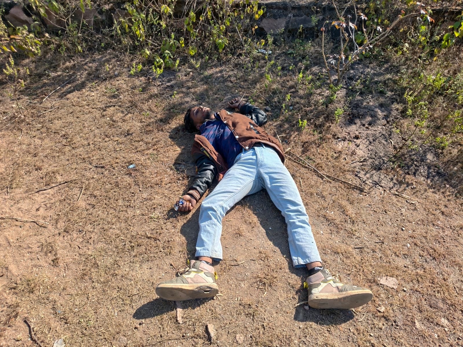 डालडा मील के सामने बरादरी क्षेत्र में  संदिग्ध परिस्थितियों में मिला युवक का शव, मौके पर पहुँची कोतवाली पुलिस जांच की शुरू