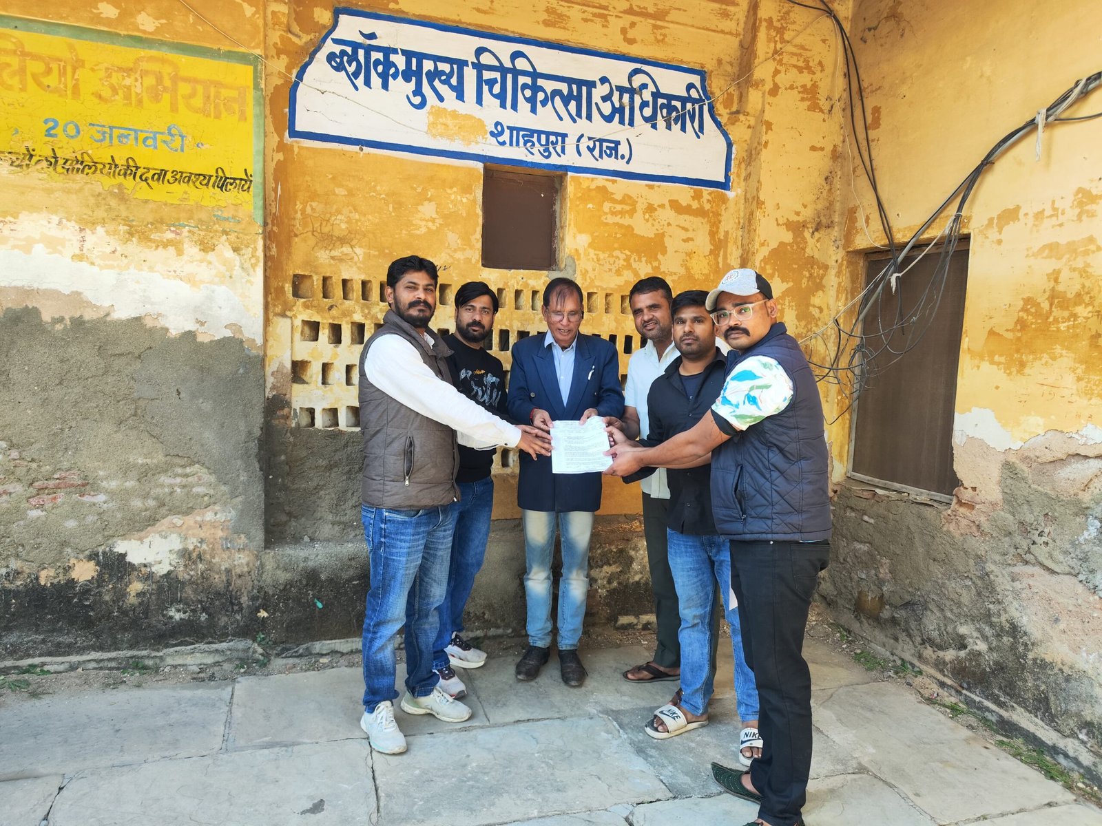 नई विज्ञप्ति जारी करने के लिए  मुख्य चिकित्सा एवं स्वास्थ्य अधिकारी सत्यनारायण शर्मा को दिया ज्ञापन