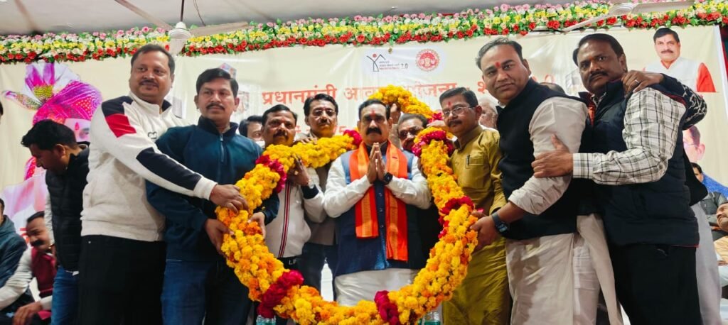 प्रधानमंत्री आवास योजना: पात्र हितग्राहियों को 75 लाख की पहली किस्त वितरित।