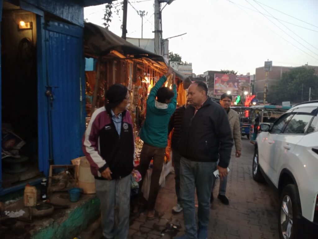 सड़क बनी बाजार, प्रशासन की सख्ती से हटे अतिक्रमण फुटपाथ और सड़क से हटवाए गए अवैध कब्जे