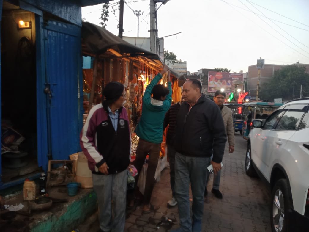 सड़क बनी बाजार, प्रशासन की सख्ती से हटे अतिक्रमण फुटपाथ और सड़क से हटवाए गए अवैध कब्जे