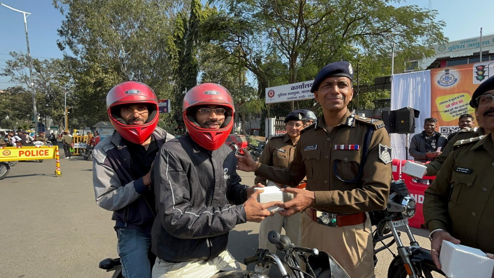 किसी ने दुर्घटना से सबक लिया तो किसी ने पुलिस के अभियान से प्रेरित होकर हेलमेट को अपनाया।