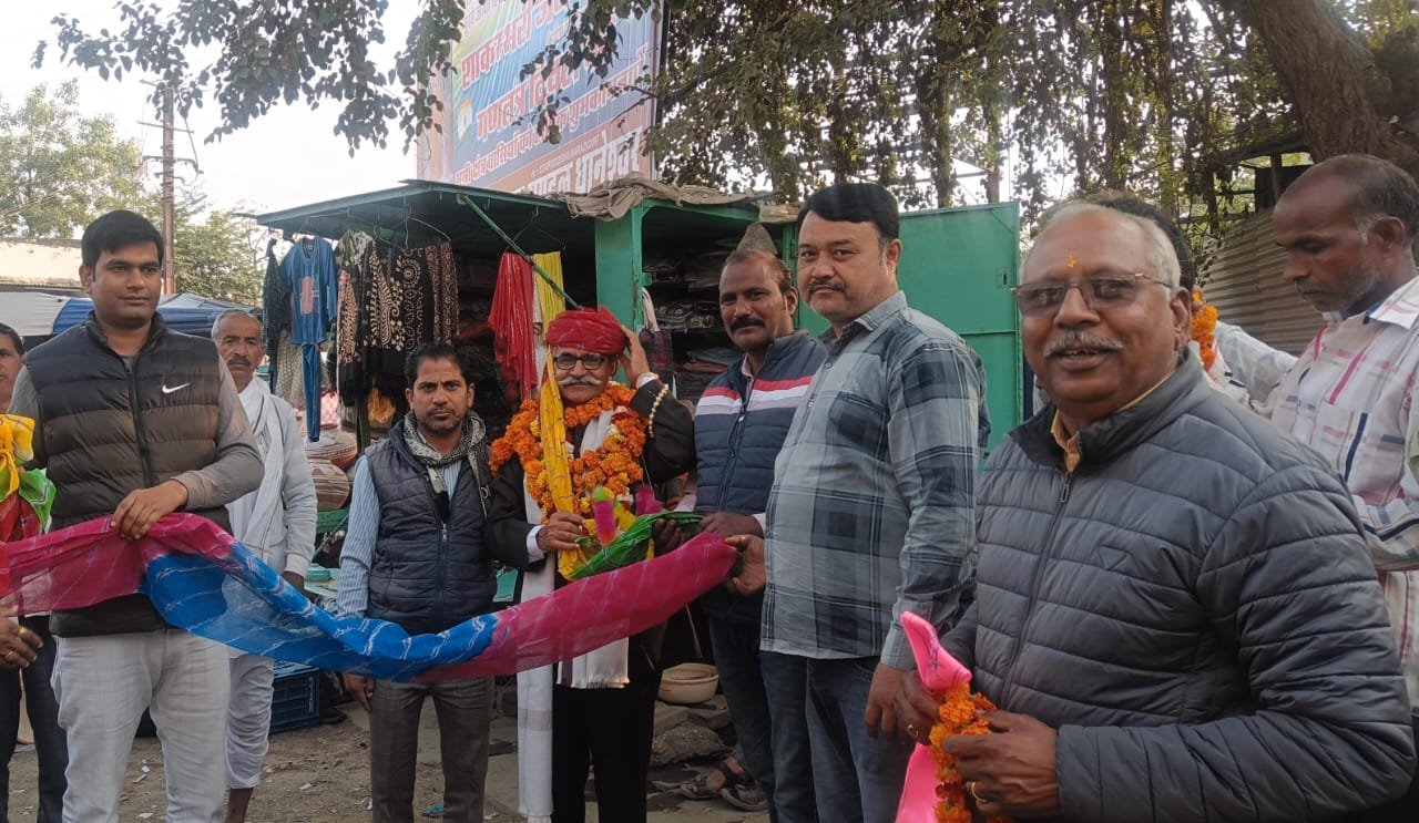 क्रय-विक्रय सहकारी समिति में अकाउंटेंट पद से सेवानिवृत्त होने पर वार्ड वासियो ने किया स्वागत