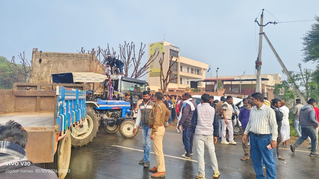 बीगोद एनएच-758 पर ट्रेलर-कार की जबरदस्त टक्कर, तीन लोगों की मौत आशंका