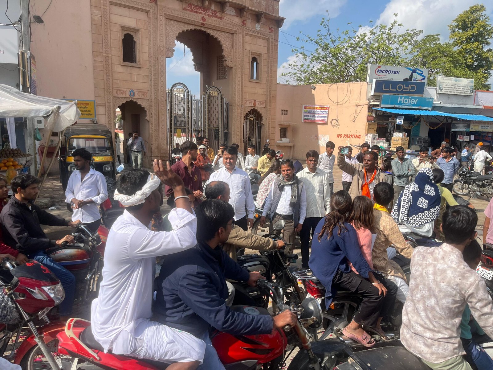 मां शाकम्बरी के जन्मदिन पर खारोल समाज की शोभायात्रा पर कांग्रेस कार्यकर्ताओं द्वारा स्वागत किया गया