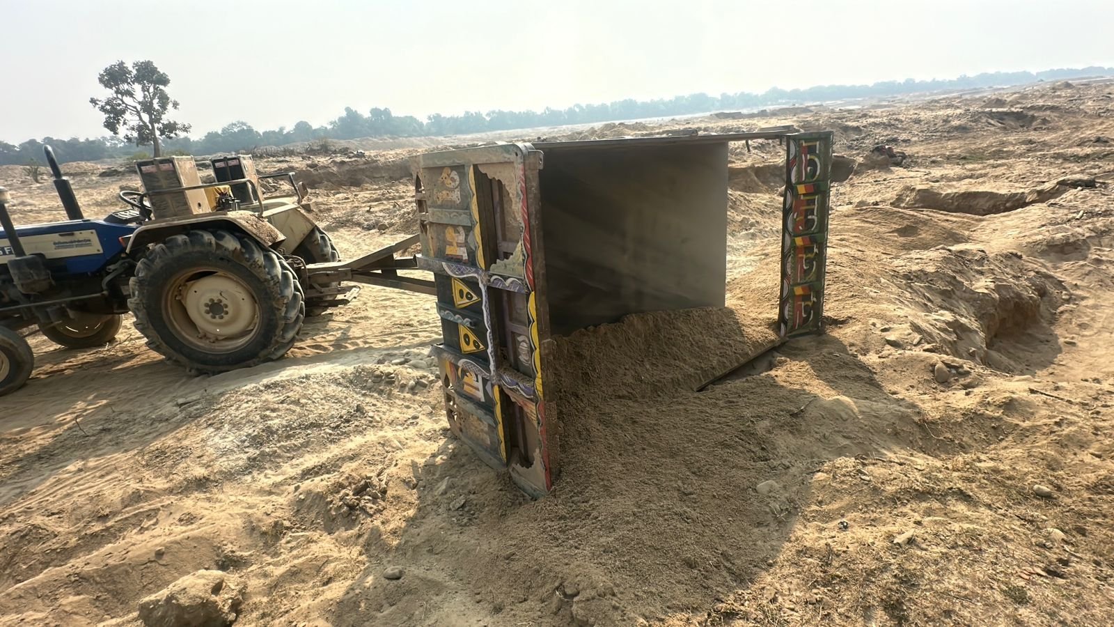 भीलवाड़ा में ‘पुष्पा स्टाइल’ पुलिस ऑपरेशन, बजरी से भरी ट्रॉली में छिपे जवान, 5 ट्रैक्टर जब्त