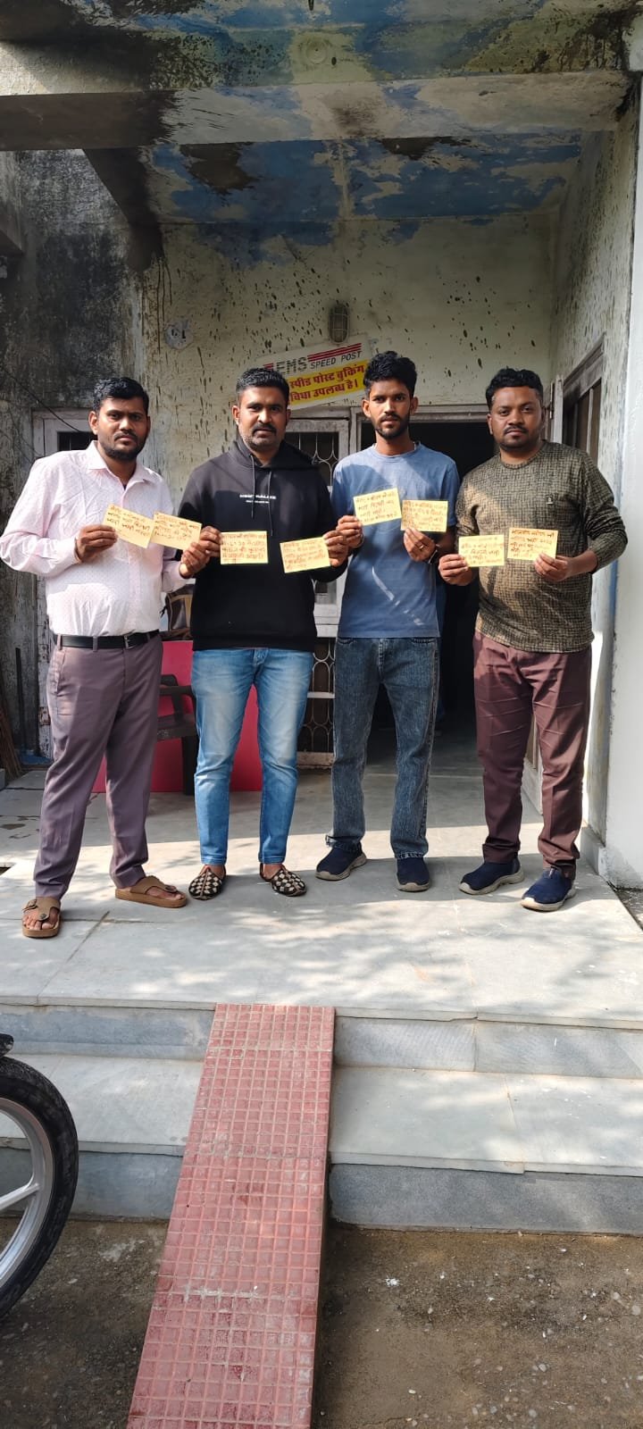 मेरिट व बोनस आधारित भर्ती की मांग को लेकर स्वास्थ्यकर्मियों ने मुख्यमंत्री और चिकित्सा मंत्री को खून से लिखें पोस्ट कार्ड