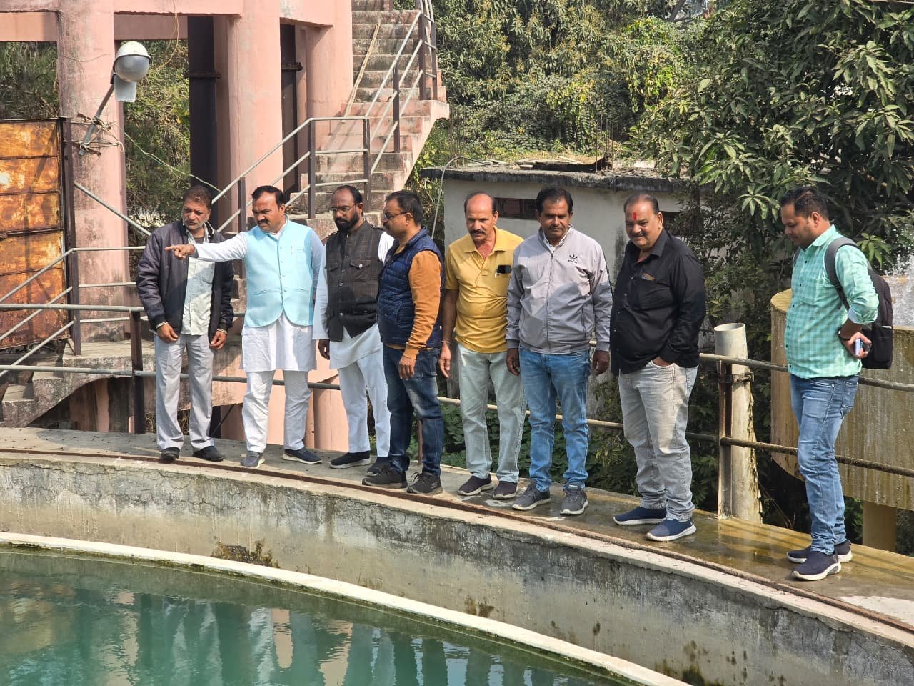 जल संयंत्र केंद्र का किया निरीक्षण, इंदौर में दूषित पानी से मृत लोगों को दी श्रद्धांजलि।