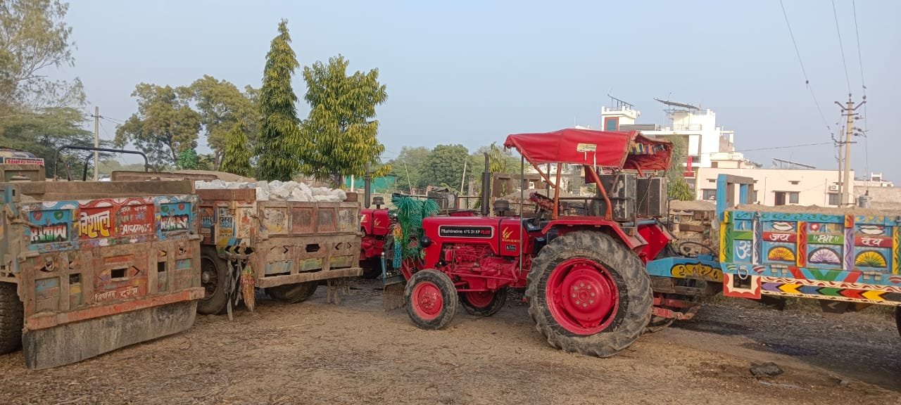 अवैध बजरी व पत्थर परिवहन पर कार्रवाई, पांच ट्रैक्टर-ट्रॉली डिटेन