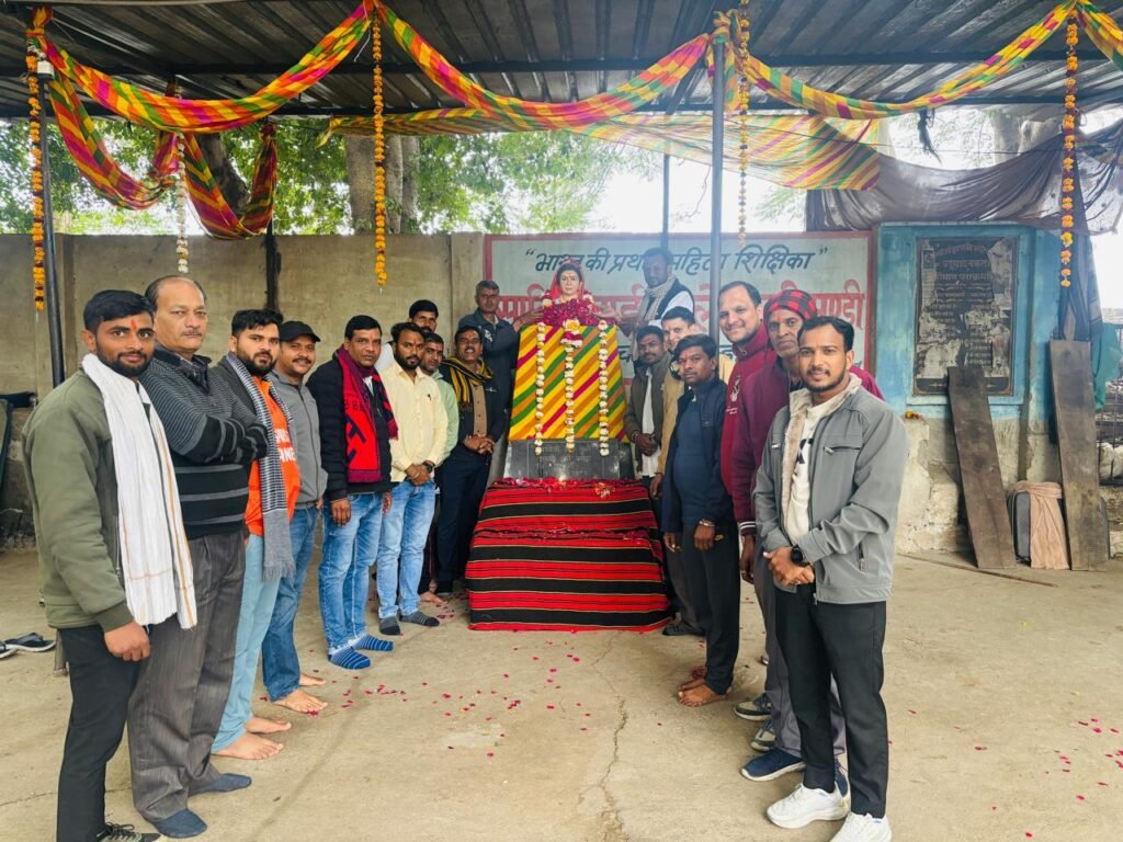 माता सावित्री बाई फुले जयंती पर द्वीप प्रज्ज्वलन कर किया नमन