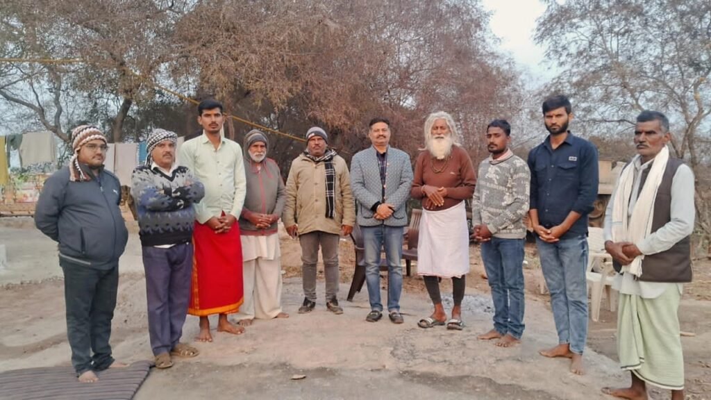 निरावल के सिद्ध बाबा के दर्शन कर महाराजा अरुणादित्य देव ने टेका मत्था, संत महाराज से लिया आशीर्वाद।