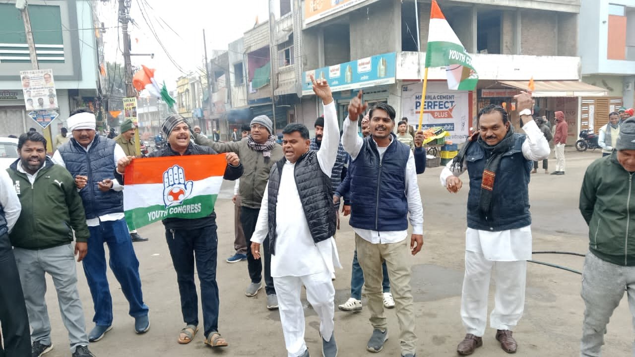 पचोर ब्लॉक युवक कांग्रेस ने किया पुतला दहन