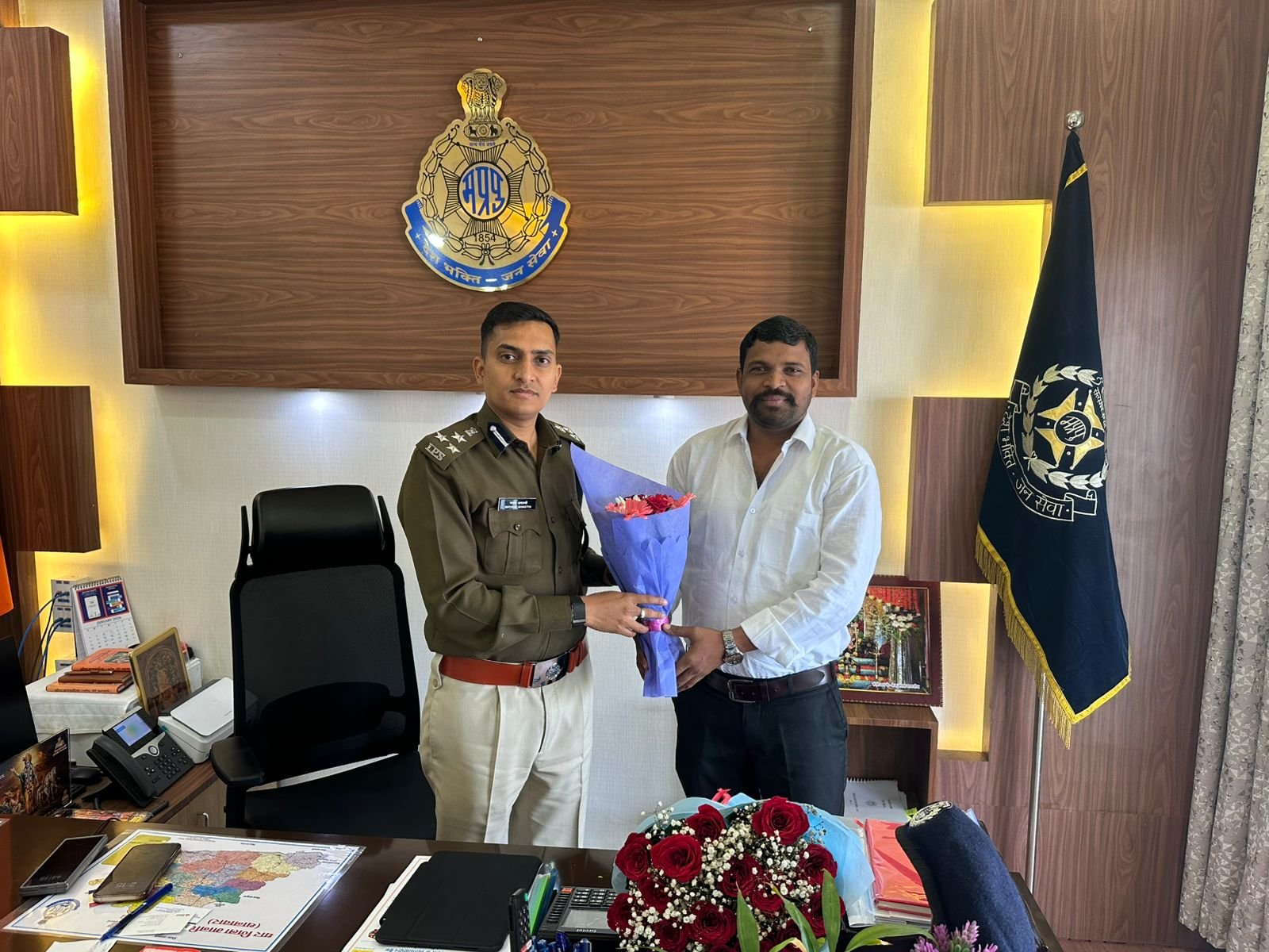 धार पुलिस अधीक्षक महोदय मयंक अवस्थी जी को (DIG) पद पर पदोन्नत होने पर मिलकर बधाई एवं शुभकामनाएं दी