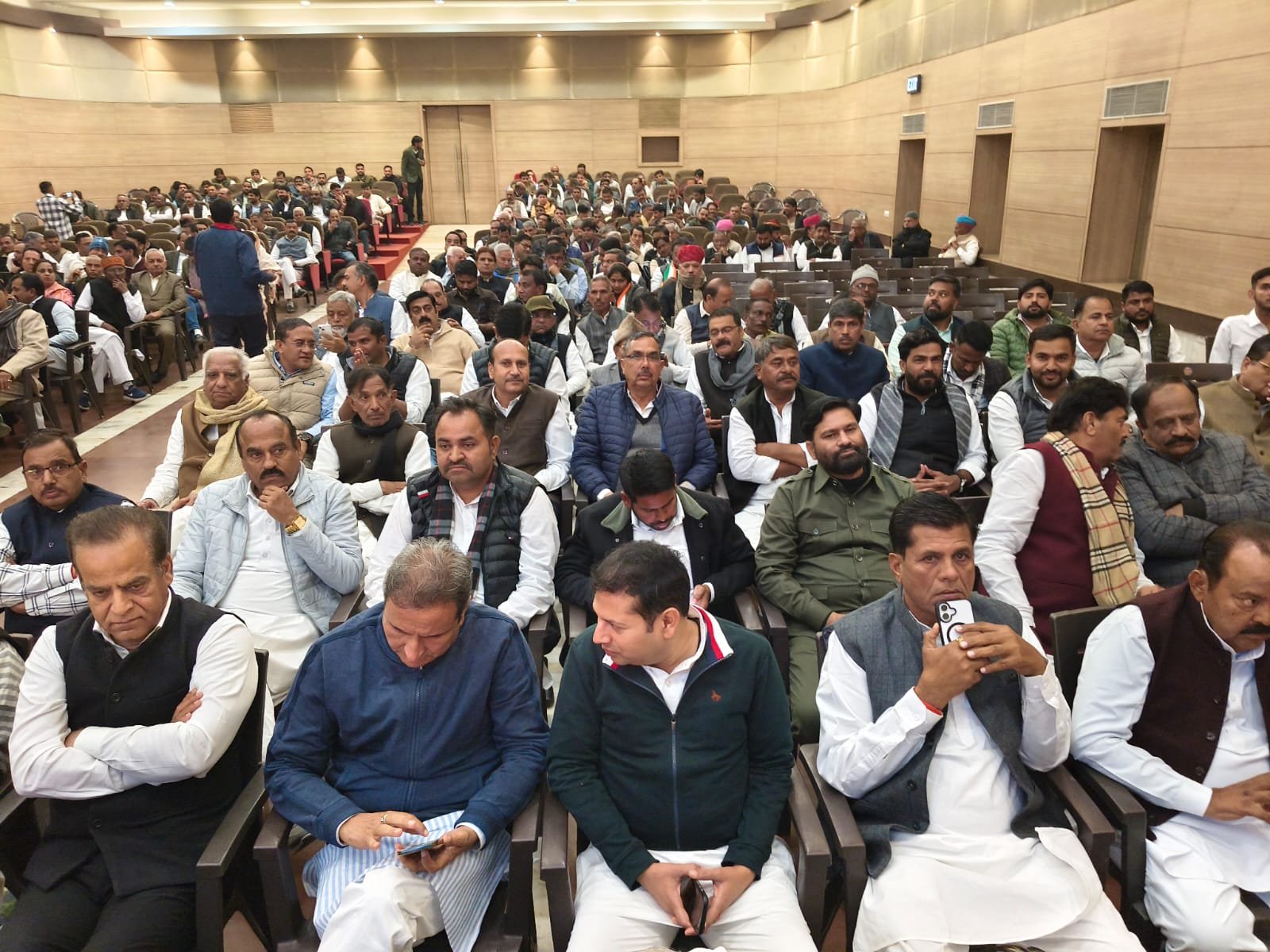 कांग्रेस पार्टी द्वारा केन्द्र सरकार की जनविरोधी नीतियों के खिलाफ प्रदेशव्यापी बड़े आन्दोलन को लेकर विस्तृत मंथन किया।