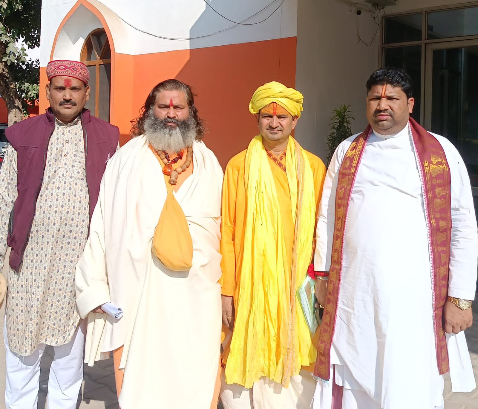 सनी लियोनी के कार्यक्रम को लेकर साधु-संतों में आक्रोश, जिलाधिकारी को सौंपा ज्ञापन