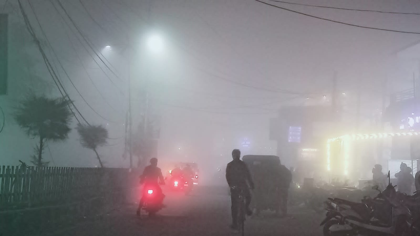 दिन और रात के तापमान में गिरावट : कोहरे ने की वाहनों की रफ्तार धीमी।