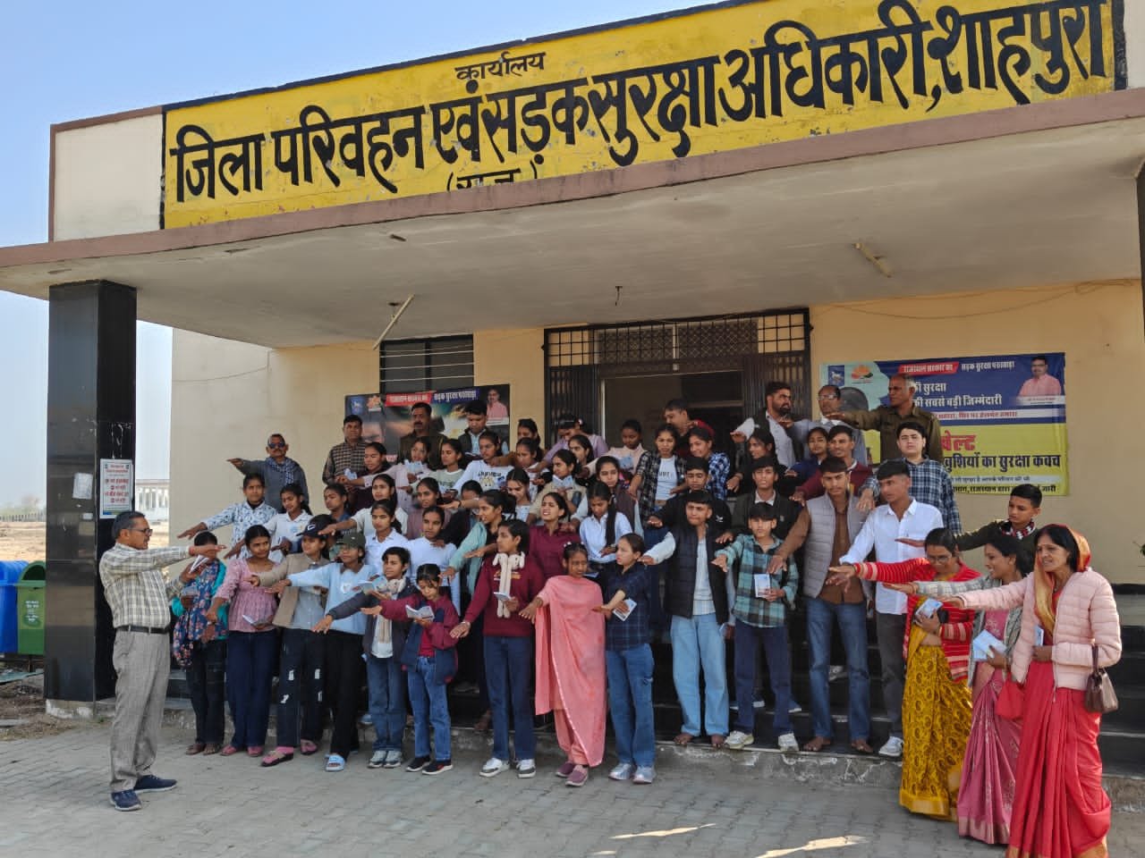 शाहपुरा में सड़क सुरक्षा सप्ताह के तहत विद्यार्थियों को दिलाई गई शपथ