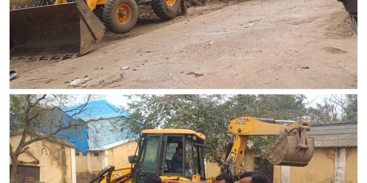 स्वच्छता निरीक्षक के निर्देशन में राजघाट कॉलोनी में चला सफाई अभियान।