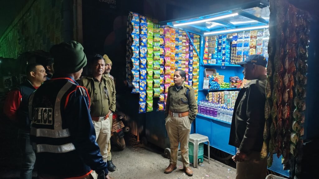 दतिया SDOP, कोतवाली पुलिस का पैदल भ्रमण, असामाजिक तत्वों पर कसी नजर।