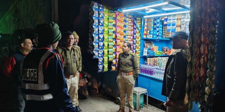 दतिया SDOP, कोतवाली पुलिस का पैदल भ्रमण, असामाजिक तत्वों पर कसी नजर।