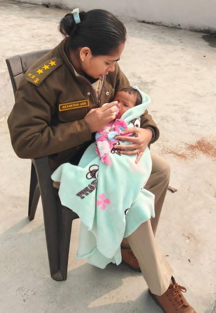 अवैध शराब के खिलाफ कार्रवाई में एसडीओपी दतिया का मानवीय चेहरा, रोते नवजात को गोद में लेकर दिखाई संवेदनशीलता।