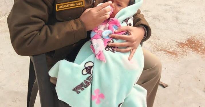 अवैध शराब के खिलाफ कार्रवाई में एसडीओपी दतिया का मानवीय चेहरा, रोते नवजात को गोद में लेकर दिखाई संवेदनशीलता।
