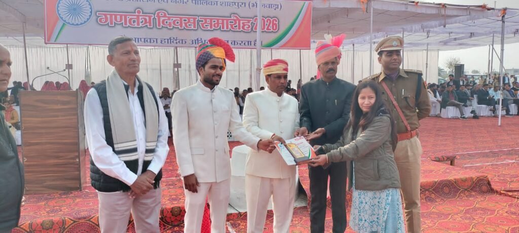 राजीविका में उत्कर्ष कार्य करने पर उपखण्ड अधिकारी द्वारा सम्मानित