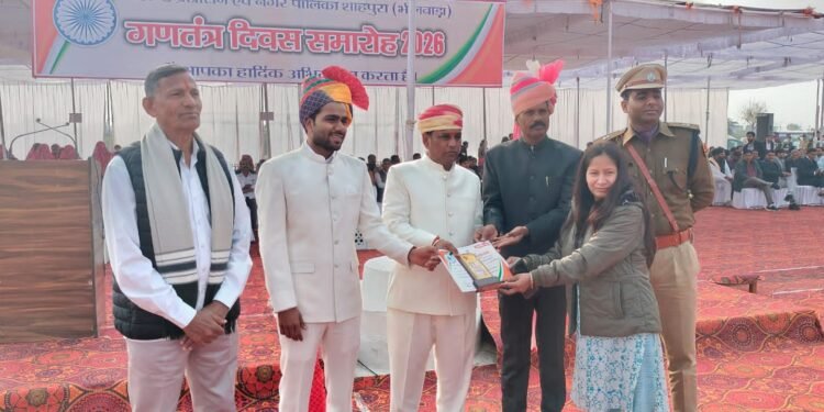 राजीविका में उत्कर्ष कार्य करने पर उपखण्ड अधिकारी द्वारा सम्मानित