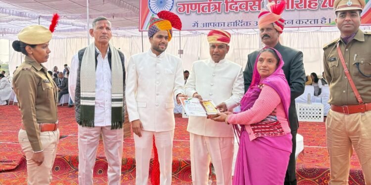 पोषण ट्रैकर व प्रधानमंत्री मातृत्व वन्दना योजना में उत्कृष्ट कार्य करने पर हीरा देवी सोनी को किया सम्मानित