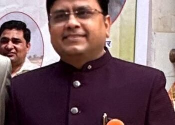 जिला चिकित्सालय दतिया के बाहर अवैध पार्किंग पर सख्ती, यातायात व्यवस्था सुधारने दो सुरक्षा गार्ड तैनात।